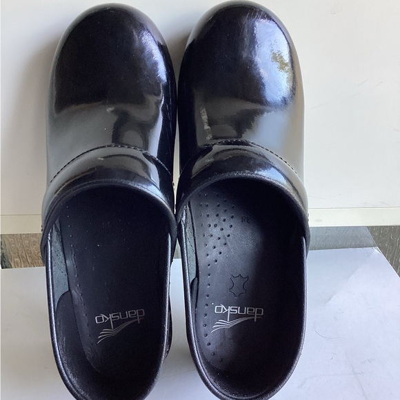 Dansko Glossy Black Leather Clogs Women's Size US 7 EU 38 - Picture 8 of 9